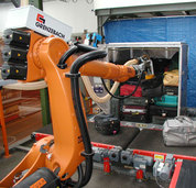 Vorsichtig: Der Roboter greift behutsam nach den Gepäckstücken (Foto: KIT)