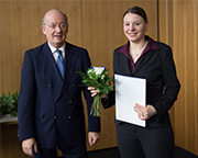 Absolventin Sarah Grebing bei der Urkundenübergabe Absolventin Sarah Grebing bei der Urkundenübergabe