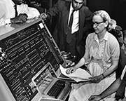 Grace Hopper vor Computer
