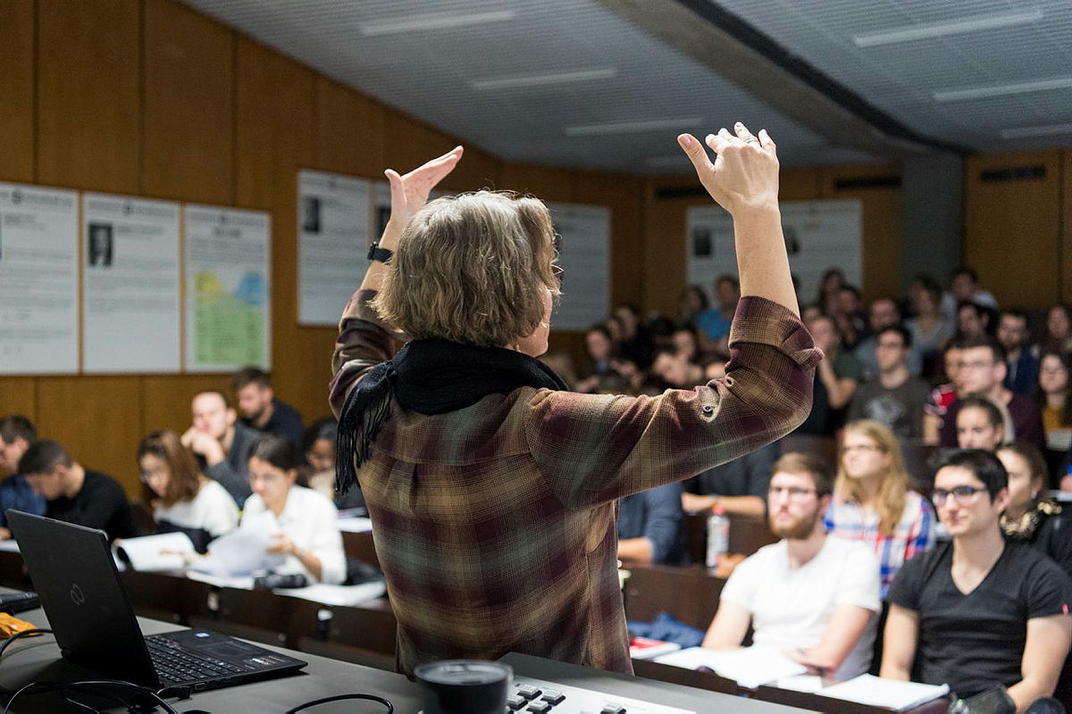 Professorin im Hörsaal