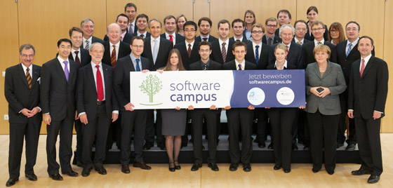 Bildunterschrift: Yong Ding (2. Reihe, 4. v.l.) und Robin Fischer (2. Reihe, 5. v.l.) beim Start des Software Campus mit Bundeskanzlerin Angela Merkel.