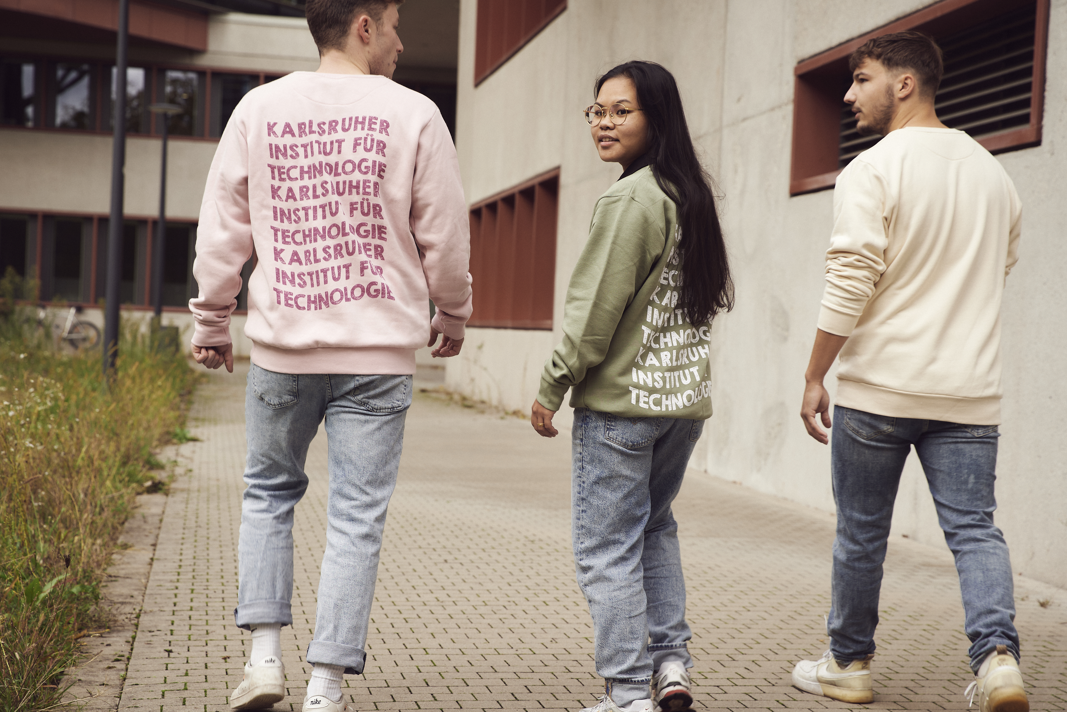 Studierende mit KIT Hoodies auf dem Campus