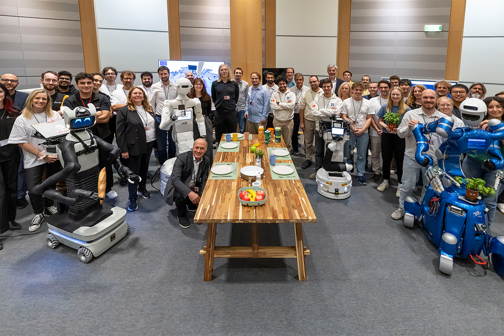 Große Gruppe Personen und Robotersystemen bei Veranstaltung.
