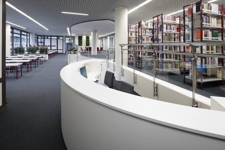 Bibliothek: Eingang mit Theke