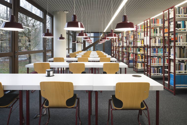 Bibliothek: Lernplaetze und Buecherregale auf der Suedseite