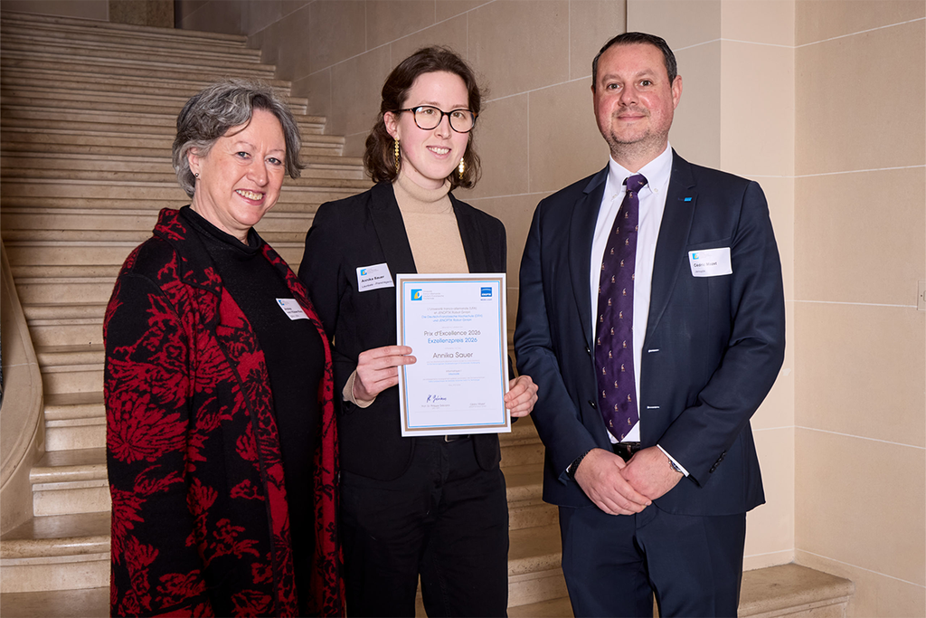 Urkundenübergabe mit Andrea von Hülsen-Esch, Vizepräsidentin der DFH, Annika Sauer, Cédric Mazet, JENOPTIK Robot GmbH