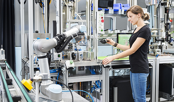 Agile Produktionssysteme mit lernenden Robotern machen die industrielle Produktion zukunftsfähig.