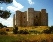 Das Castel del Monte in Apulien dient KASTEL als Inspiration. Seine Architektur wehrt Angriffe von außen und von innen ab. Neben schützenden Mauern war der innere Aufbau so gewählt, dass der Zugang zum Kaiser nur über den bewachten Innenhof möglich war Das Castel del Monte in Apulien dient KASTEL als Inspiration. Seine Architektur wehrt Angriffe von außen und von innen ab. Neben schützenden Mauern war der innere Aufbau so gewählt, dass der Zugang zum Kaiser nur über den bewachten Innenhof möglich war