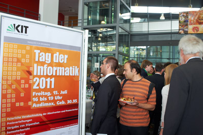 Im Akademischen Jahr 2010/2011 wurden 279 Absolventen der Studiengänge Informatik und Informationswirtschaft sowie 41 Promovierte verabschiedet (Foto: KIT)