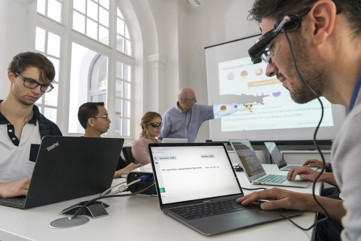 Markus Breig / KIT Informatiker des KIT sind Experten für Spracherkennung und -übersetzung in Echtzeit – kites-Team soll helfen, Zooms maschinelle Übersetzung zu verbessern
