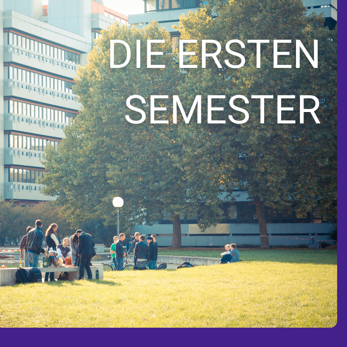 Studierende im Freien auf der Wiese vor Gebäuden mit dem Schriftzug "Die ersten Semester".
