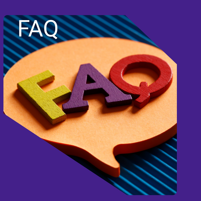 "FAQ in bunten Buchstaben auf einer Sprechblase vor blauem Hintergrund."