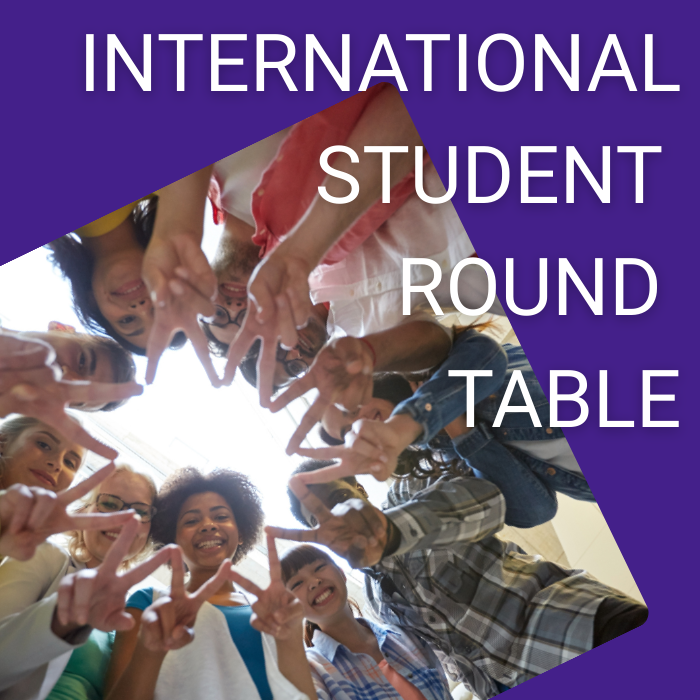 Gruppe junger Menschen bildet kreisförmige Hände-Geste, Kamera von unten aufgenommen.