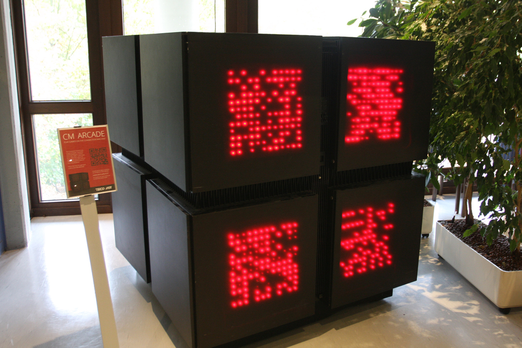 Vier_Farbige_LED-Zeilein_System: Die Connection Mchine bestehens aus vier schwarze Würfel mit roten leuchtenden Pixeln (Anzeige).