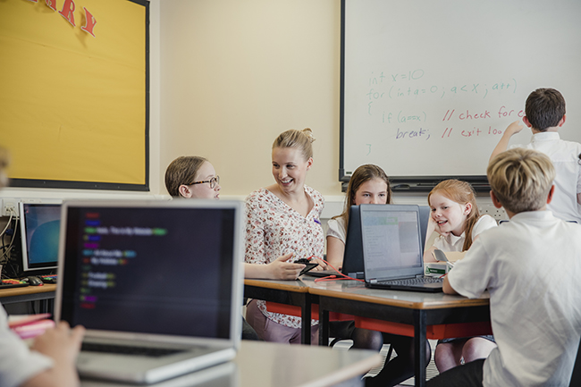 Lehrerin vor Klasse