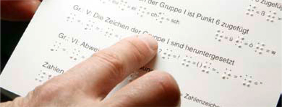 Die Braille-Schrift ist auch am SZS allgegenwärtig und hilft Blinden und Sehgeschädigten