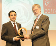 Prof. Dr. Hartmut Schmeck (r.) überreicht den Preis an den Informationswirt Maurice Kügler (Foto: EHI) Prof. Dr. Hartmut Schmeck (r.) überreicht den Preis an den Informationswirt Maurice Kügler (Foto: EHI)