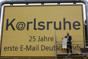 Professor Rotert übergab am 3. August 2009 den Originalausdruck der ersten E-Mail im Rahmen eines Pressetermins vor den Karlsruher XXL-Stadtschildern an das Stadtarchiv
