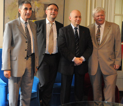 Neues deutsch-französiches Zentrum gegründet: Jacques Bittoun (für die Universitäten Paris Süd), Manfred Nettekoven (RWTH Aachen), Arnold Migus (CNRS) und Horst Hippler (Universität Karlsruhe/KIT). (Foto: Pierre Durand)