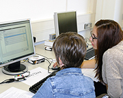 Mädchen vor Computer am KIT Mädchen vor Computer am KIT