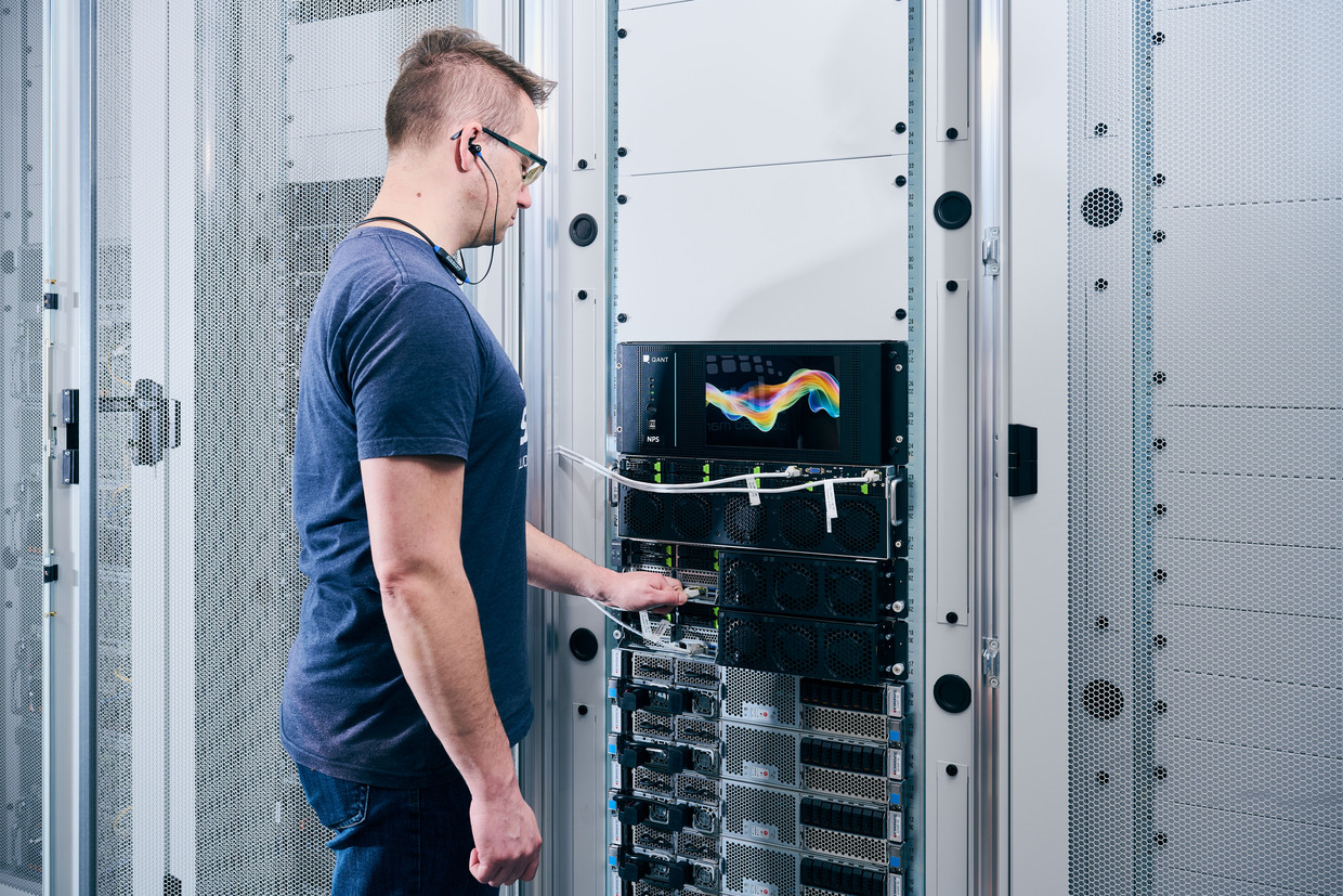 Cynthia Ruf, KIT Rechner-Rack mit dem photonischen Prozessor am KIT