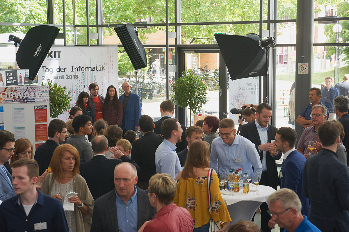 %_tempFileNameTag_der%20Informatik_2018_033%